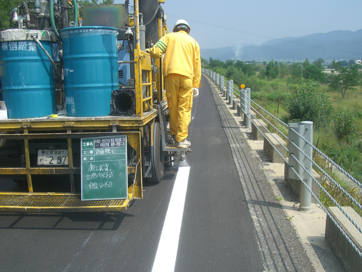 路面標示・ラインの施工風景