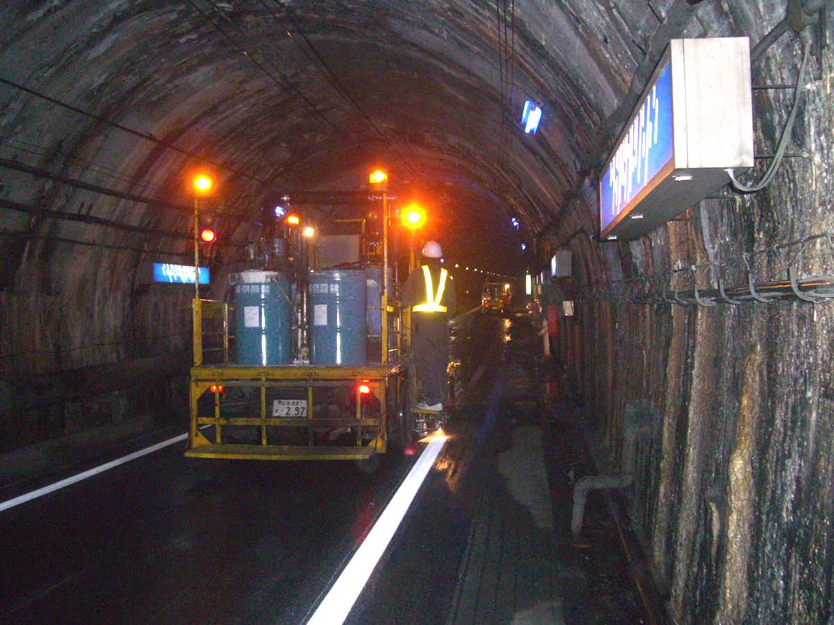 関電トンネル トロリーバス 区画線工事